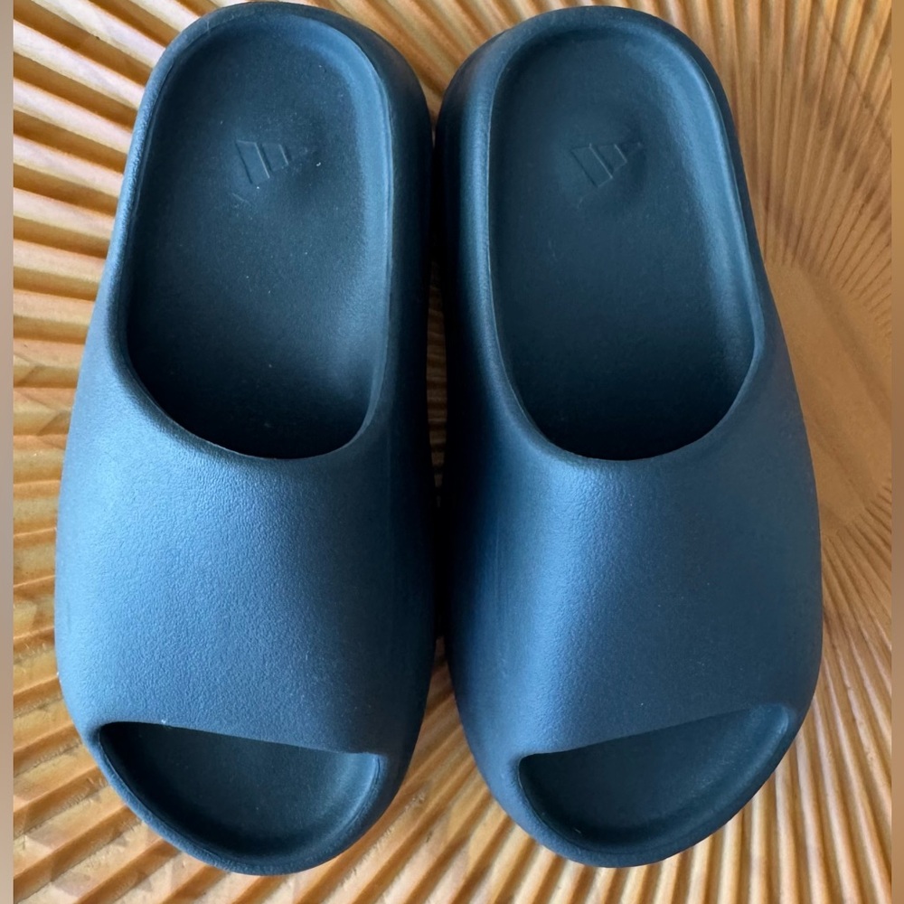 Yeezy slides size 7